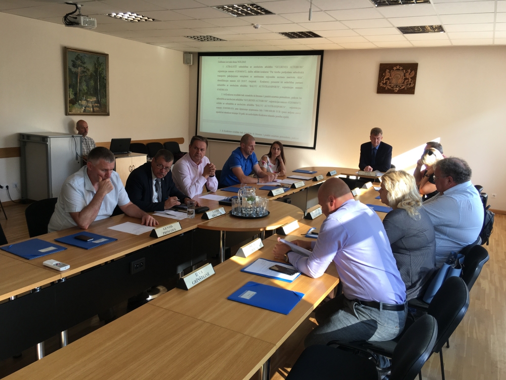 Dažiem vietējiem deputātiem ir viedoklis, ka 14.augusta novada domes sēde bija pavirši sagatavota, jo viņi tā arī īsti nesaprata SIA “Gulbenes autobuss” biznesa plānu. Taču lēmumu izdevās pieņemt “uz urrā”. Tātad patiesībā sēde bija ļoti labi sagatavota.   
Autors: Diāna Odumiņa