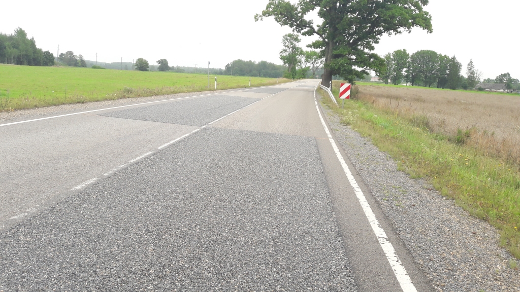 Tāda izraibināta izskatās salīdzinoši jaunā Gulbenes - Rēzeknes šoseja.                                 
Autors: Ginta Alberte