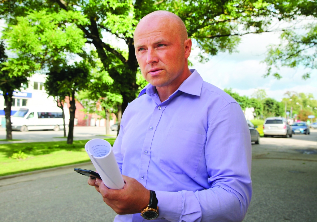 Gulbenes novada un vietējās pašvaldības 10 gadus deputāts Intars Liepiņš vērtē bez eiforijas, bet arī bez pesimisma. Viņš uzskata – deputātu sastāvam un cilvēkiem vadības krēslos jāmainās tik ilgi, kamēr vēlētāji atradīs un noliks īstajā vietā īstos cilvēkus. 
Autors: Gatis Bogdanovs