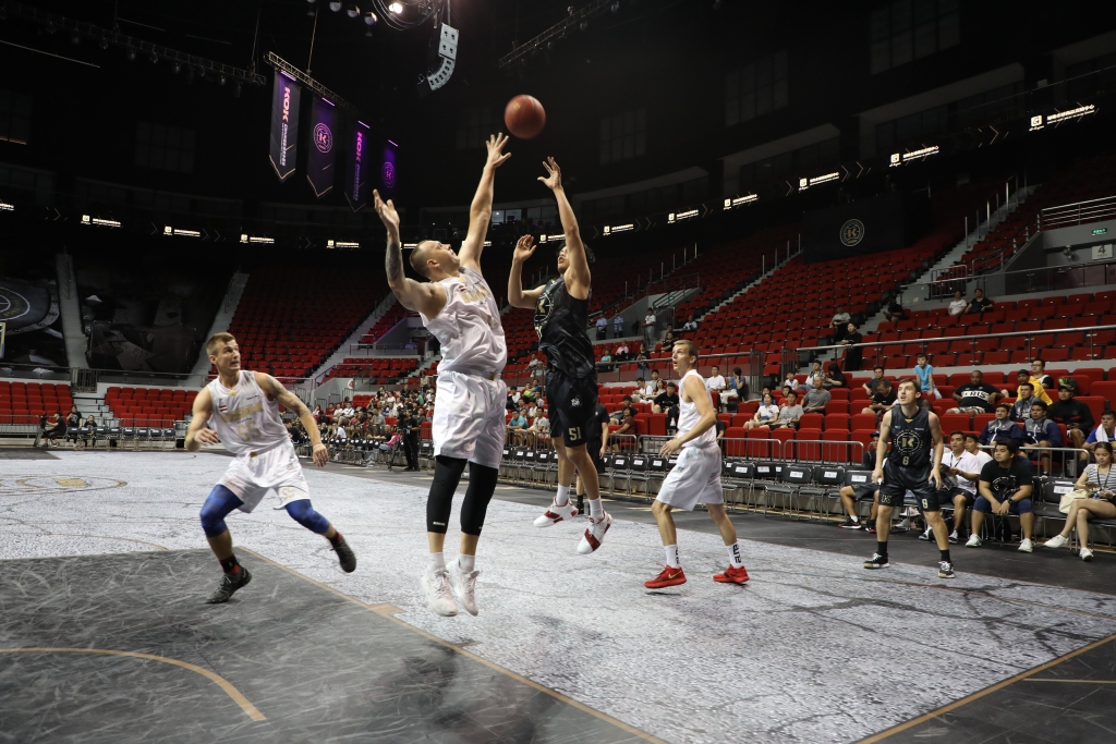 Spēles moments. “Gulbenes Buki” cīnās ar Jaunzēlandes basketbolistiem, kuri pirms spēles dejoja sava Saules dieva pielūgsmes deju.  
Autors: no turnīra arhīva
