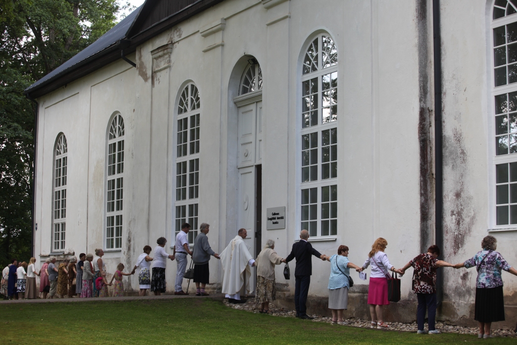 “Tikai caur lūgšanām un paļaujoties uz Dievu, viņa vadībā un spēkā draudze varēja paveikt gan dievnama atjaunošanas darbus, gan ticības spēkā uzturēt draudzi un noturēt dievkalpojumus, kristīt, iesvētīt un svinēt baznīcas svētkus,” saka Gulbenes Luterāņu draudzes vecākā Iveta Zvirgzdiņa.

Autors: Gatis Bogdanovs