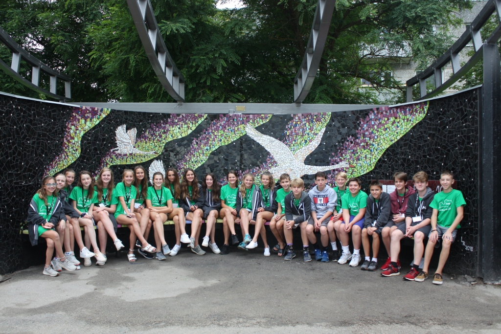 Aizbraucot no Gulbenes, ceļojuma “Sveika, Latvija!” 23 grupas dalībnieki nofotografējās Šķieneru autobusu pieturā, kas ieguvusi balvu “Kilograms kultūras”.     
Autors: Jēkabs Hayes