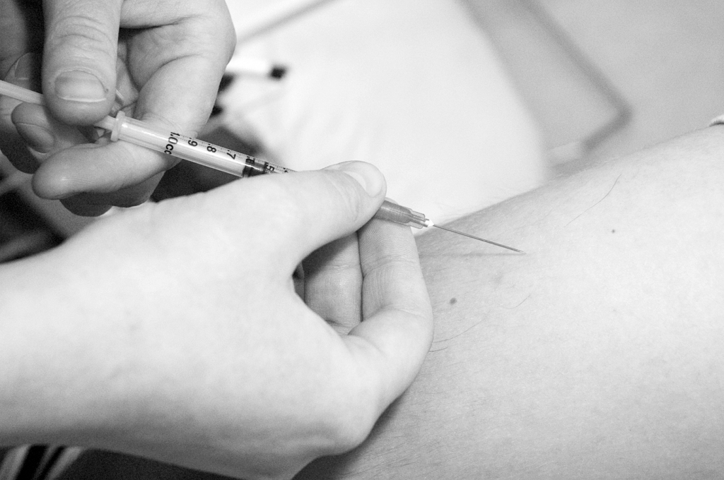 Bērni, kuri dažādu iemeslu dēļ “izkrituši” no ģimenes ārsta redzesloka Latvijā, vairs nevar nokavēt vakcināciju pret infekcijas slimībām. Viņi trūkstošās potes var saņemt neatkarīgi no vecuma. Visbiežāk tas attiecas uz gadījumiem, kad ģimenes atgriezušās dzimtenē pēc dzīves ārzemēs.  
Autors: DAINIS ĢELZIS