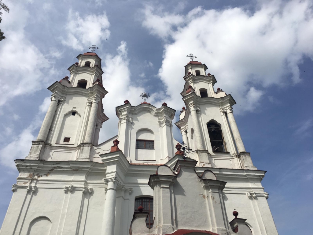 Pasienes baznīcu dēvē par Aglonas bazilikas māti.
