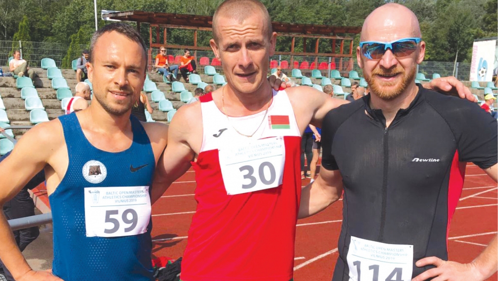 800 metru skrējiena uzvarētāji. No labās - mūsu Jānis Ģērmanis (40+).                          
Autors: no privātā arhīva