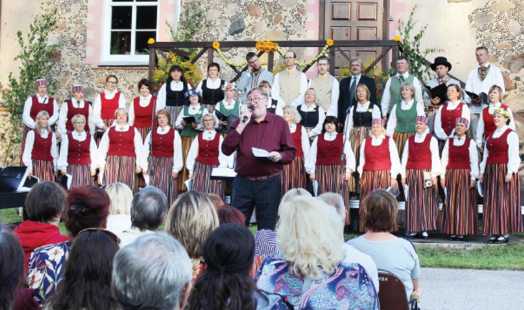 Koncerts pie brāļu Kokaru vecās skolas Ozolkalnā tiešām bija izdevies, jo dziesmas skanējumam līdzi nāca īpaša atmosfēra un gaiša aura. 
Autors:  Līga Avotiņa