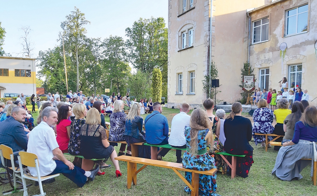 Skolas salidojuma apmeklētājiem koncertu bija iespēja baudīt brīvā dabā. Bija ieradušies gan tie, kuri skolu absolvējuši pirms 5 gadiem, gan tādi, kuriem diploms par absolvēšanu ir saņemts pirms 30 gadiem.    
Autors: Vanda Jurita Bariņa