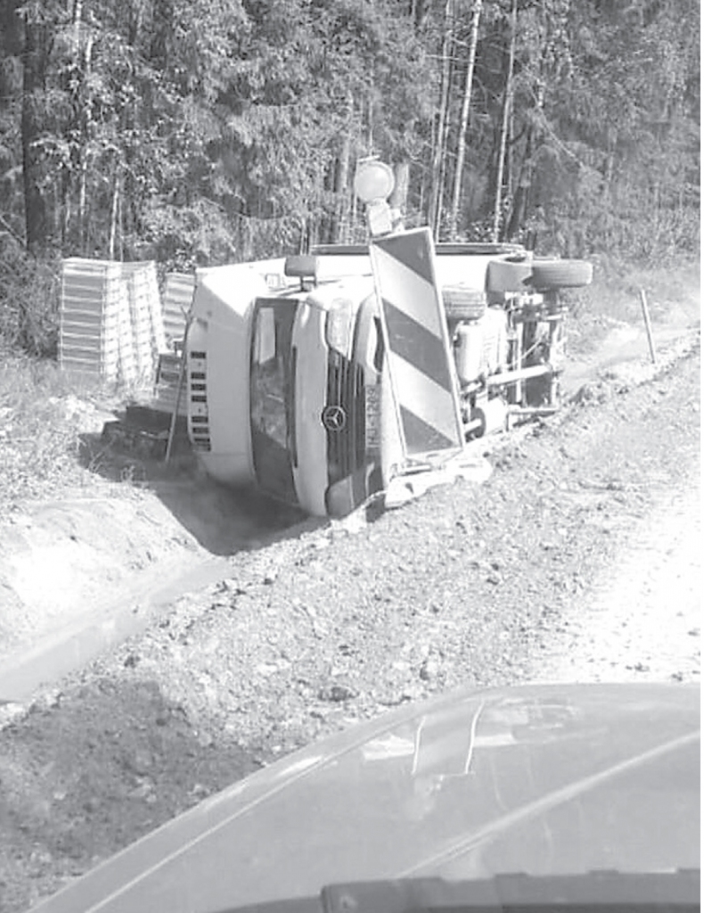 Atkal Gulbenes - Balvu ceļa remonta zonā grāvī iegāzusies automašīna. Šoferis it kā tajā brīdī esot spaidījis telefonu. Pats cietis nav. Policijai par avāriju nav gribējis ziņot, un tas šādos gadījumos arī obligāti nav jādara.
Autors: no personiskā arhīva