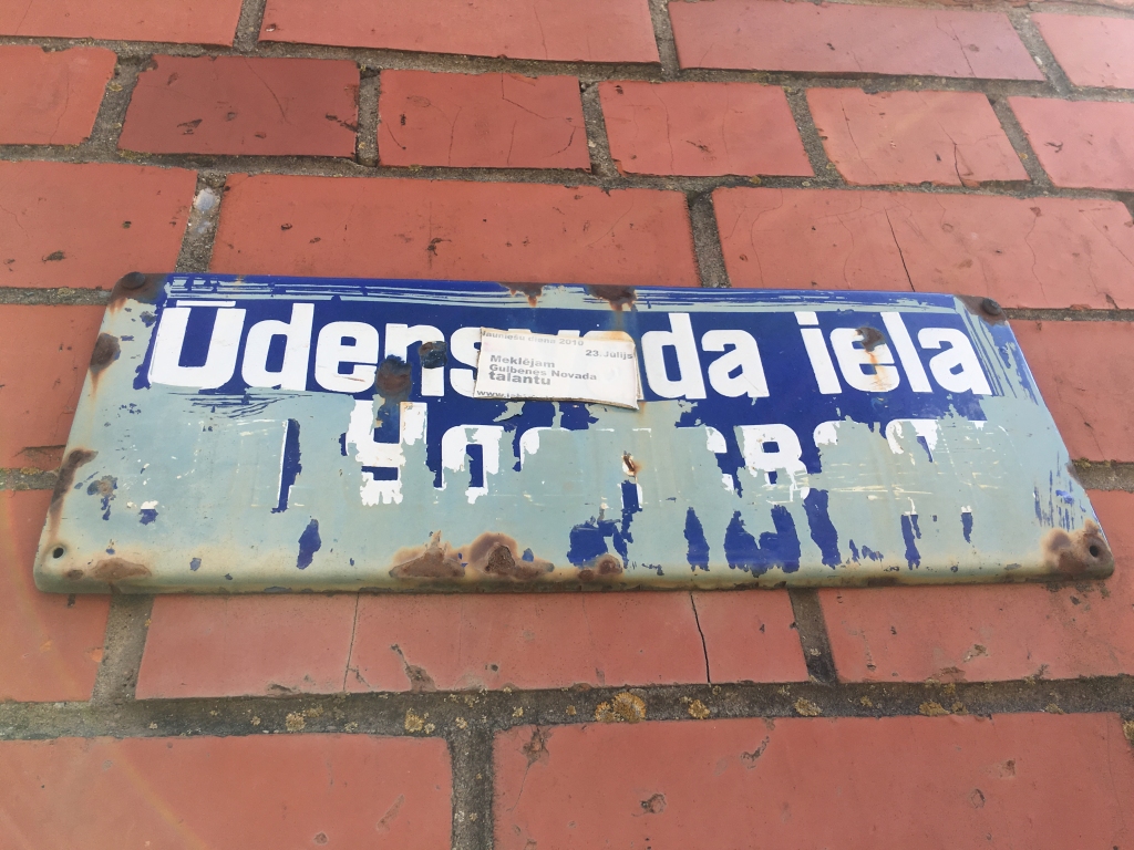 Ūdensvada iela Gulbenē ar toreizējās pašvaldības lēmumu ir izveidota 1990.gada 19.decembrī. Attēlā redzamā plāksne ar ielas nosaukumu ir no tiem laikiem – atjaunotās brīvvalsts sākuma Gulbenē.
Autors: Diāna Odumiņa