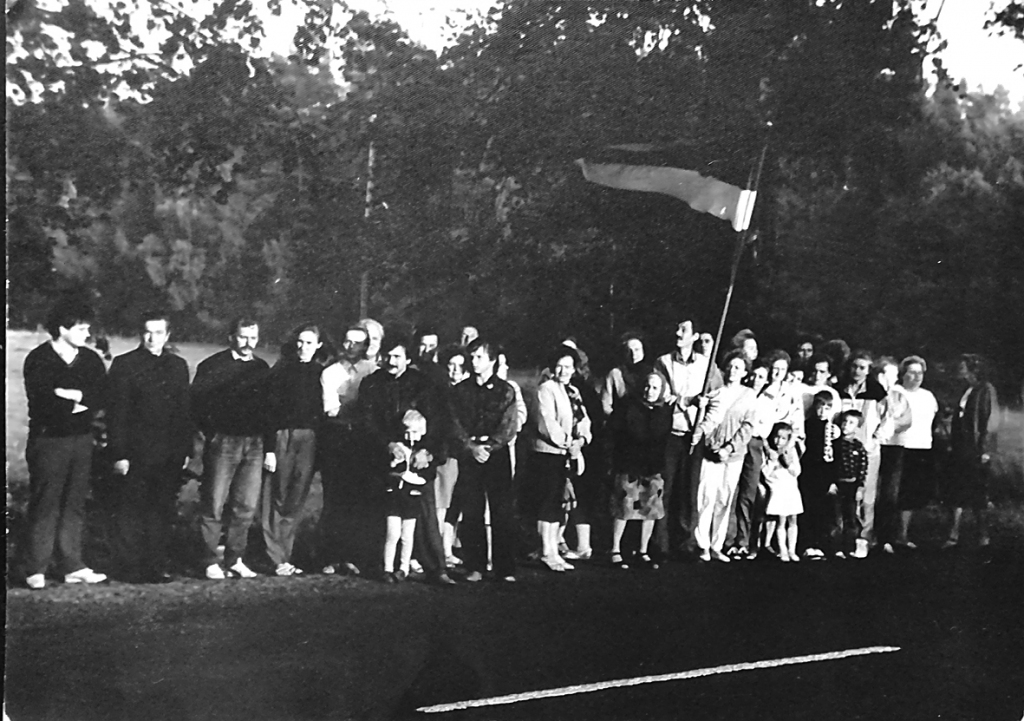 Foto “Dzirkstelei” iesūtīja lizumniete Inta Dārzniece (pirmā no labās), tajā redzami Lizuma iedzīvotāji “Baltijas ceļā”. Jānis Jansons ar dēlu Robertu, Elmārs Ūdris, Jānis Sebris, Jānis Bokta, Dzintra Bokta, Aigars Kušķis, Austra Jeļisejeva, Zigurds Kadašs, Agris Svelpe, Meta Zaķe, Marta Grāvīte, arī skolotāja Silvija Ulaste, Agra Maulāne, Alvis Pūcītis, bērni - Ingemārs un Zigmārs Pūcīši un citi.
Autors: no personiskā arhīva
