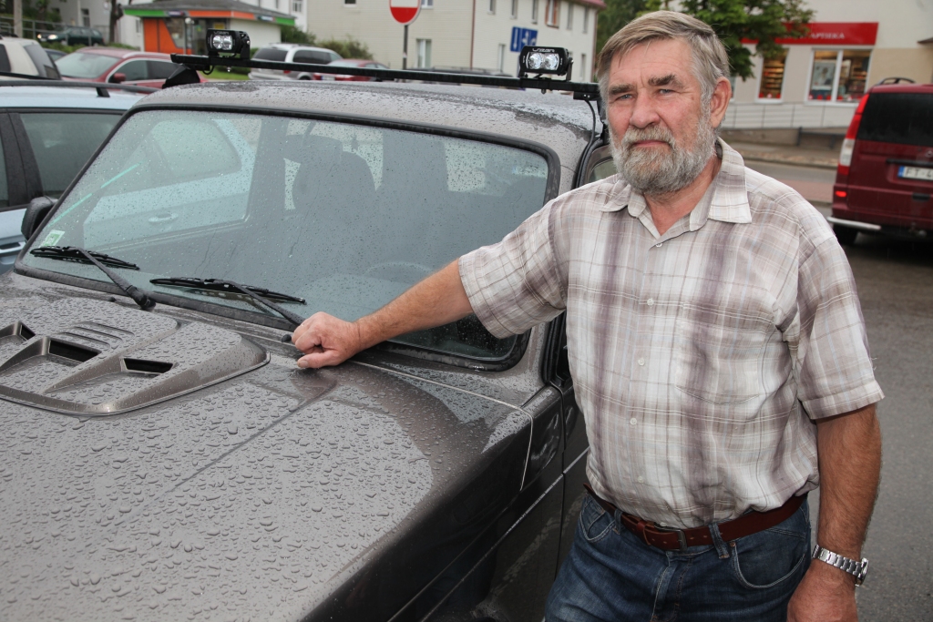 Gulbenietis Guntis Grīnšteins nemainīgi paliek uzticīgs automašīnai “Lada – Ņiva”, jo ar to var bez problēmām izbraukt meža ceļus. “Mežs ir jākopj. Tā ir dzīvošana 3 laikos – pagātnē, kad atceramies senču darbu, stādot mežu, tagadnē, kad ar baudu vērojam sakuplojošo mežaudzi, un nākotnē, kad bērni priecāsies par mantojumā saņemto mežu,” atzīst G.Grīnšteins. 
Autors: Gatis Bogdanovs