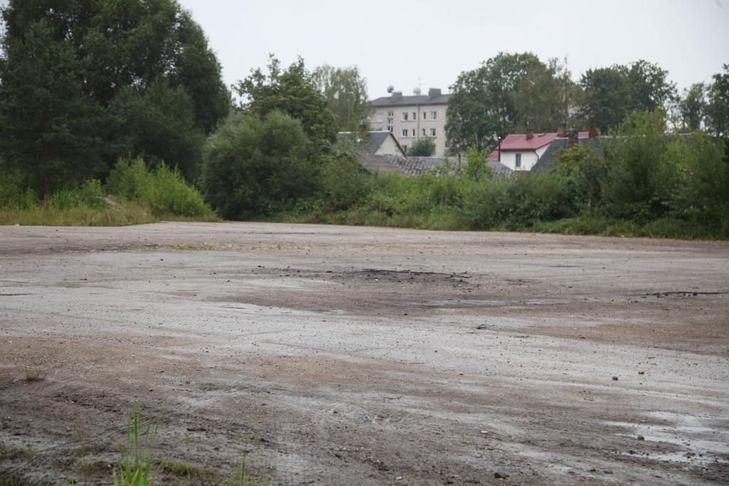 Šeit ir tā vieta - 1.Maija iela 6 Gulbenē. Te ir plānots izveidot mūsdienu prasībām atbilstošu šķiroto atkritumu savākšanas laukumu.  Agrāk Gulbenē šo vietu zinājām kā veco laukumu, kurā jaunos šoferus apmācīja auto vadīšanā.  Šī vieta ir labi pārredzama no Gulbenes lielā, rekonstruētā stadiona.
Autors: Gatis Bogdanovs