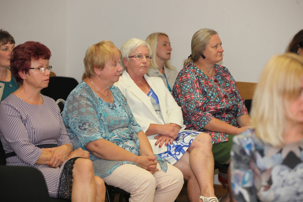 Sava pagasta un Lizuma vidusskolas patriote. Tā var teikt par  Inesi Dambi (attēlā - vidū), kura turpmāk vadīs šo skolu. 	
Autors: Gatis Bogdanovs