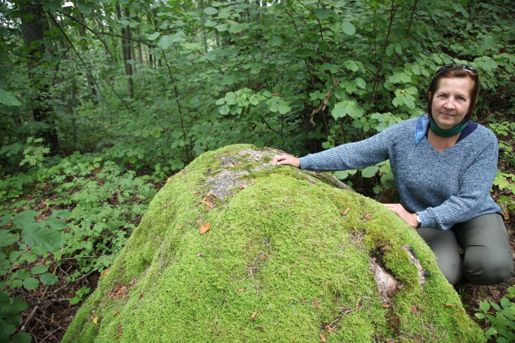 Sarmīte Dundure pie krustakmens Lazdukalnā. 
Autors: Gatis Bogdanovs 