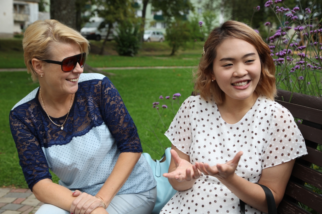 Ploja kopā ar latviešu viesu ģimenes mammu Inetu Ivašenko. Ploja Inetu par mammu sauc jau kopš tikšanās pirms septiņiem gadiem. 
Autors: Gatis Bogdanovs