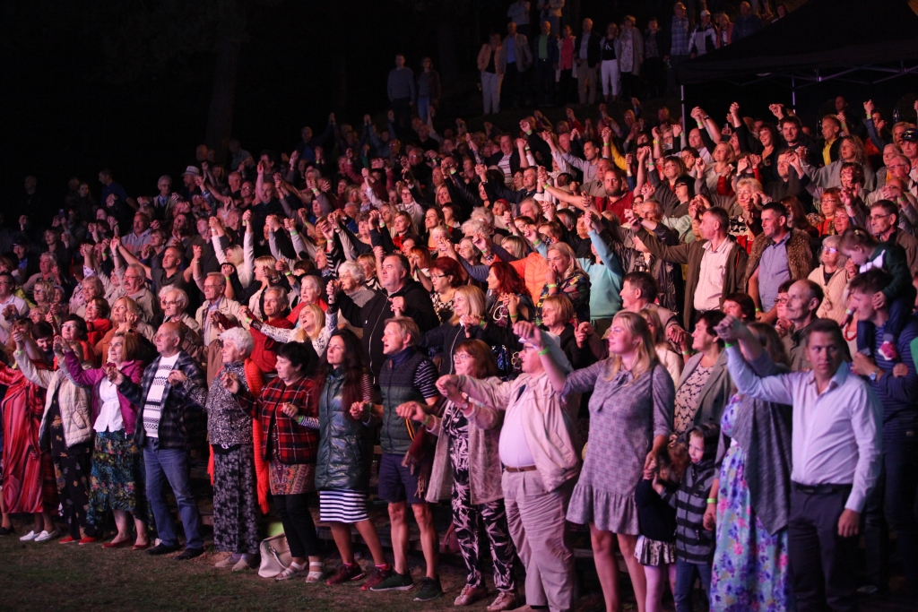 Koncerts “Mikrofona aptaujai 50” Lejasciema estrādē saviļņoja klausītājus ar dziesmu izpildījumu augstu kvalitāti un spilgtu emociju gammu. Tāds ir gandrīz vienbalsīgs vērtējums. “Mikrofona aptaujas” jubilejas koncerti ir bijuši arī citur, bet tieši tāds kā Lejasciemā, bija vienīgais. Daudzas “Mikrofona aptaujas” dziesmas ir daļa no Dziesmotās revolūcijas, starp kurām īpaša vieta ir Borisa Rezņika un Valda Pavlovska “Atmostas Baltija”. Šīs dziesmas oriģinālversiju varēja dzirdēt tikai Lejasciema koncertā, kurā piedalījās gan dziesmas autori, gan tās izpildītājs latviski – Viktors Zemgals. Šoreiz lietuviski dziesmu izpildīja Uģis Roze, bet igauniski – Andris Ābelīte. Skanot dziesmai “Atmostas Baltija!”, visi piecēlās un sadevās rokās. “Mēs sasniedzām gan “Baltijas ceļa” kopības, gan “Mikrofona” emociju izjūtas,” akcentē koncerta producents Jānis Kļaviņš.     
Autors: Gatis Bogdanovs