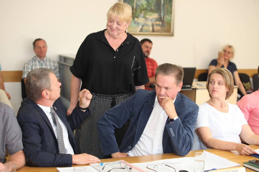 Revolūcija, kas beidzās ar pamieru, – tā vakar, 29.augustā, Gulbenes novada domes sēdē noritēja Jaungulbenes “Sila” jautājuma izskatīšana. “Uguni eļļai” pašā sākumā piemeta debatēs sevi pieteikusī jaungulbeniete, bijusī pagasta priekšsēdētāja Saulcerīte Indričeva. Viņa piespieda deputātus atzīt, ka viņi ir kļūdījušies. Katra puse gan vārdu “kļūda”, iespējams, saprot pa savam. Tas uzskatāmi atklājās diskusiju gaitā. Deputāts Valtis Krauklis aicināja S.Indričevu izteikt priekšlikumus, kā pašvaldība turpmāk pati varētu apsaimniekot “Silu”. Deputāts Normunds Mazūrs šajā jautājumā lielākoties dziļdomīgi klusēja.    
Autors: Gatis Bogdanovs