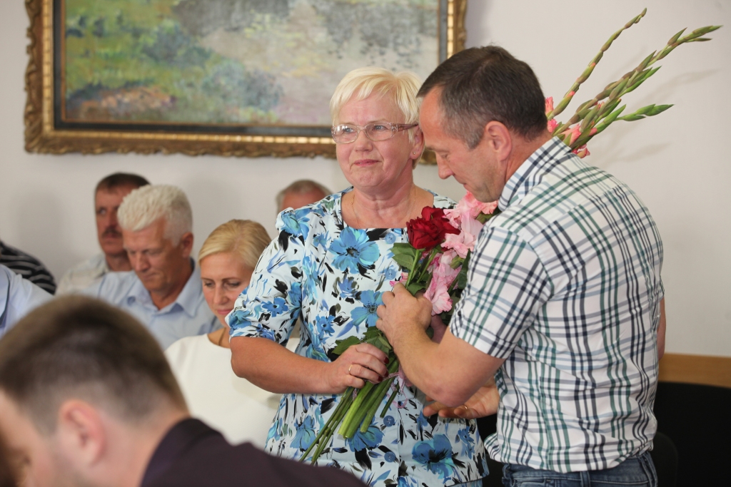 Pieredze, autoritāte un noticēšana ļāva deputātiem bez šaubīšanās atdot savas balsis par Inesi Dambi kā par Lizuma vidusskolas direktori. Viņu ar iecelšanu amatā sveica pagasta pārvaldes vadītājs Uģis Aigars.
Autors: Gatis Bogdanovs 