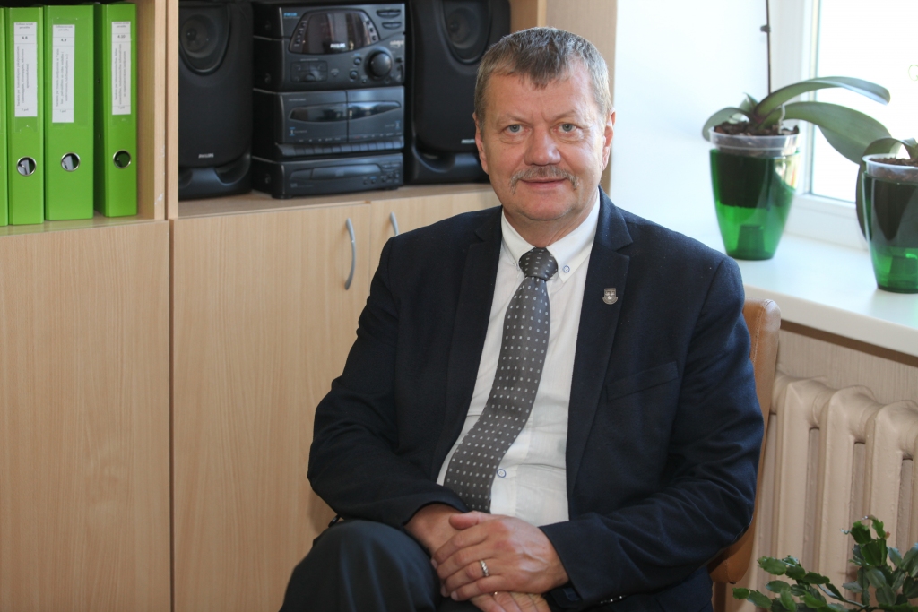 Gulbenes slimnīca  bieži vien ir lielākais iedzīvotāju pārmetums deputātiem. Taču Valtis Krauklis, kurš zina, kāpēc, kas un kā notika, to visu komentē ar vārdiem: “Labi, ka ir slimnīca Gulbenē. Varēja vispār nebūt.” 
Autors: Gatis Bogdanovs