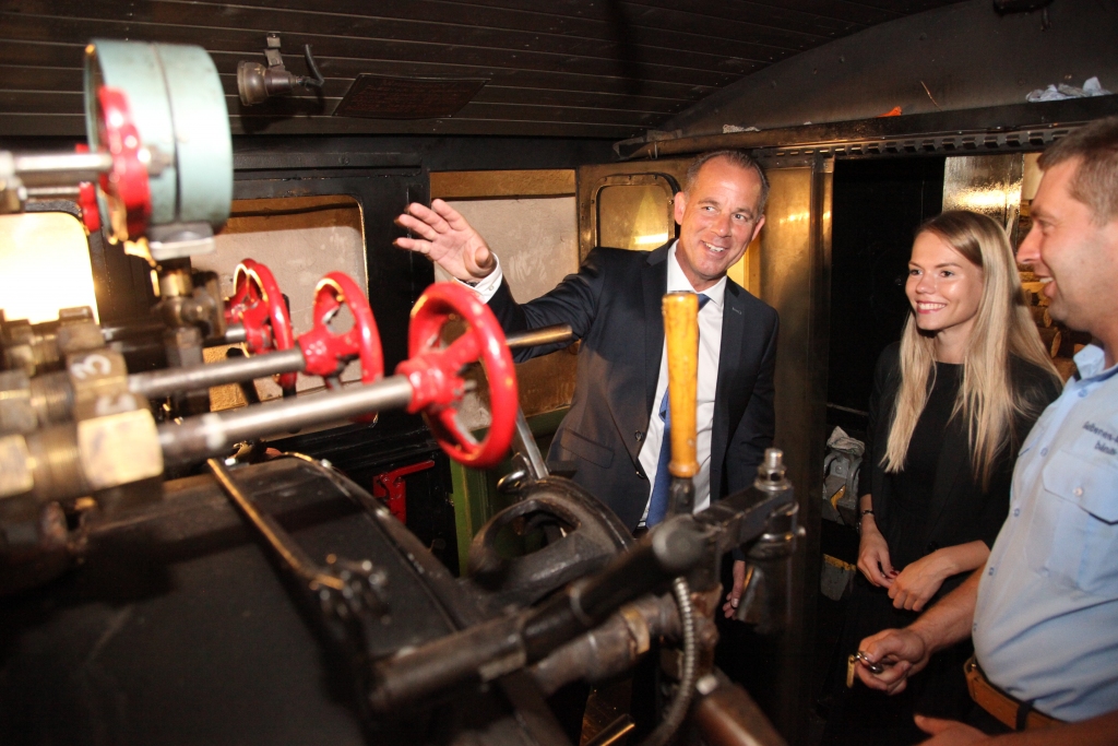 Nacionālās lidsabiedrības “AirBaltic” valdes priekšsēdētājs Martins Gauss (no kreisās) un korporatīvo komunikāciju vadītāja Alise Briede Gulbenē iepazinās ar SIA “Gulbenes - Alūksnes bānītis” teritorijā esošo ekspozīciju, arī tvaika lokomotīves “Ferdinands” vadītāja kabīni. 
Autors: Gatis Bogdanovs