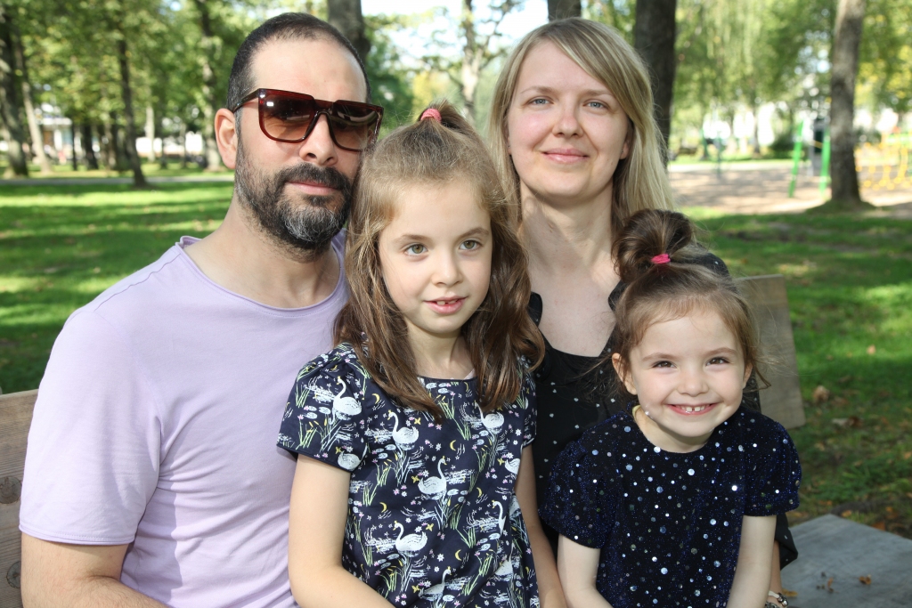 Linda ir bijusī gulbeniete. Viņu laulība ar Mohamed ilgst jau gandrīz 10 gadus. Viņu ģimene kopā ceļo, apmeklē koncertus un iet uz teātri. 
Autors:  Gatis Bogdanovs