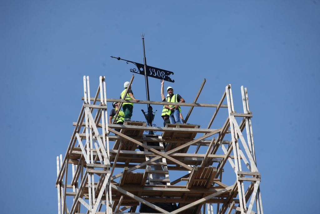 Gulbenes novada pašvaldības Attīstības un projektu nodaļas vadītājs Jānis Barinskis, kurš iegulda lielu darbu Stāmerienas pils atjaunošanas projektu īstenošanā un uzraudzībā, kopā ar SIA “RERE Meistari 1” darbu vadītāju Sandi Brekti, amata meistaru – skārdnieku Gintu Lapu un amata meistaru Daini Tarvanu pacēla vēja rādītāju pils tornī.  
Autors:  Gatis Bogdanovs