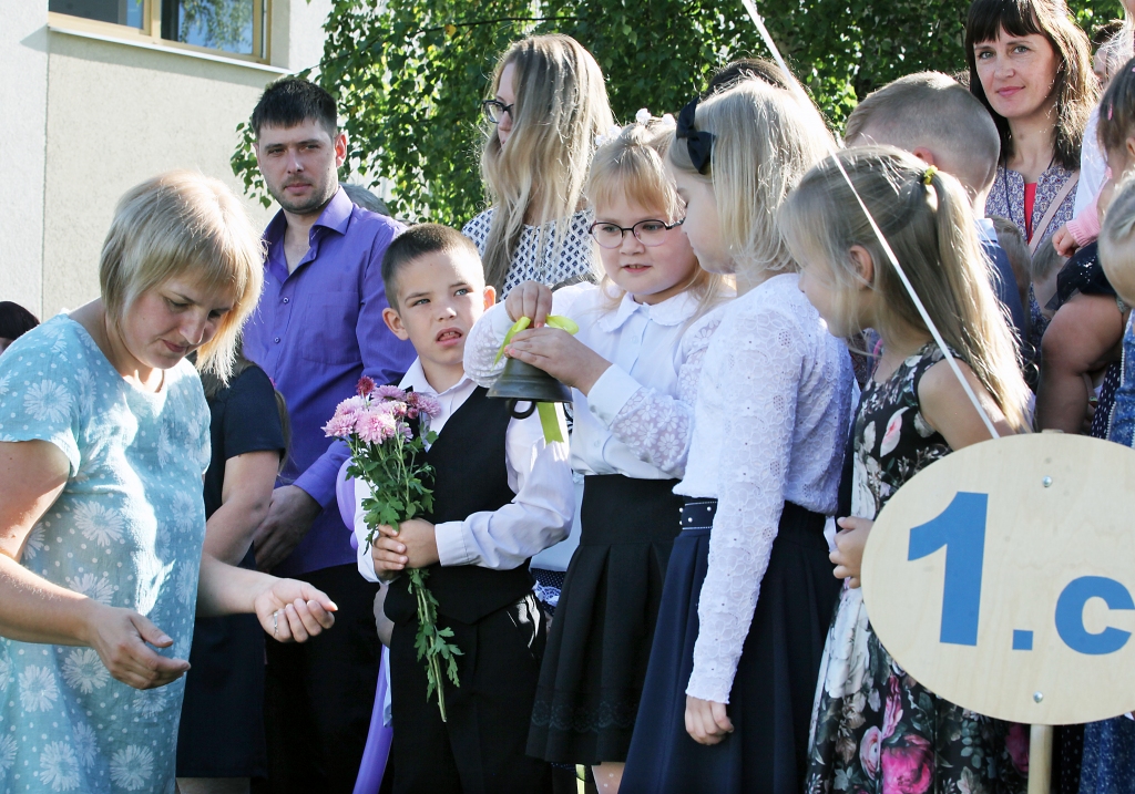 Klāt Zinību diena un jaunais mācību gads. Skolēni ir saposušies un ar ziediem rokās, vieni priecīgi satraukti par iespēju atkal tikties ar klasesbiedriem, citi – nedaudz sabozušies, jo vasara pagājusi un jaunais darba cēliens atkal klāt. Īpaša Zinību diena vienmēr ir pirmo klašu skolēniem. Gulbenes novada valsts ģimnāzijas pirmklasnieki no rokas rokā deva zvanu, lai ieskandinātu skolas gaitas. 	
Autors: Gatis Bogdanovs