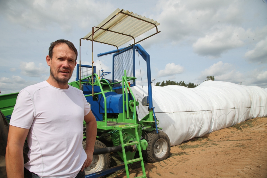 SIA “Rainis” valdes priekšsēdētājs Armands Lūkins norāda, ka skābbarības gatavošanai tuneļos ir vairākas priekšrocības. Turklāt analīzes liecina, ka šogad barībā ir vairāk proteīna. 	
Autors: Gatis Bogdanovs