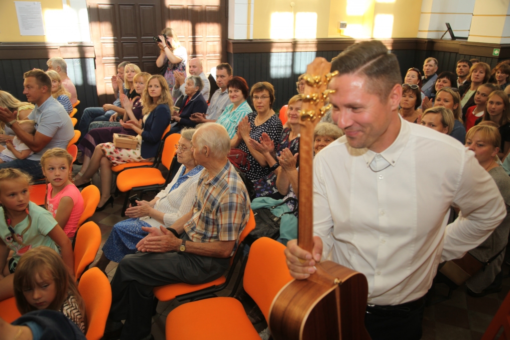 Lieliska vieta lieliskai mūzikai. Gulbenes publika ar ovācijām dzelzceļa stacijā uzņēma ģitāristu Mārci Auziņu. Akustiskais koncerts izskanēja emocionāli.
Autors: Gatis Bogdanovs