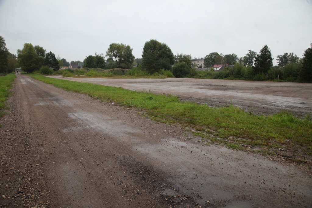 Iedzīvotājs Andris Gals rezumē, ka atkritumu laukums Gulbenē faktiski tātad atradīsies lielā stadiona, Baltās pils un Ceļu satiksmes drošības direkcijas tuvumā.  
Autors: no “Dzirksteles” arhīva