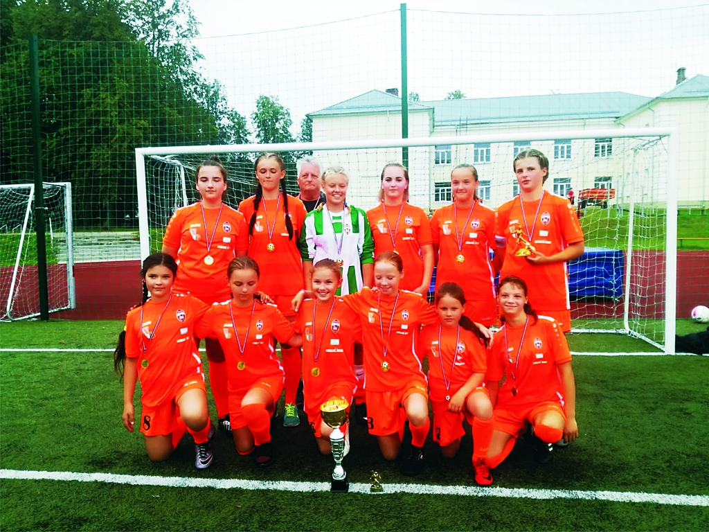 “FB Gulbene” meiteņu komanda pēc uzvaras Latvijas ZA reģiona čempionātā. 
Autors: no privātā arhīva