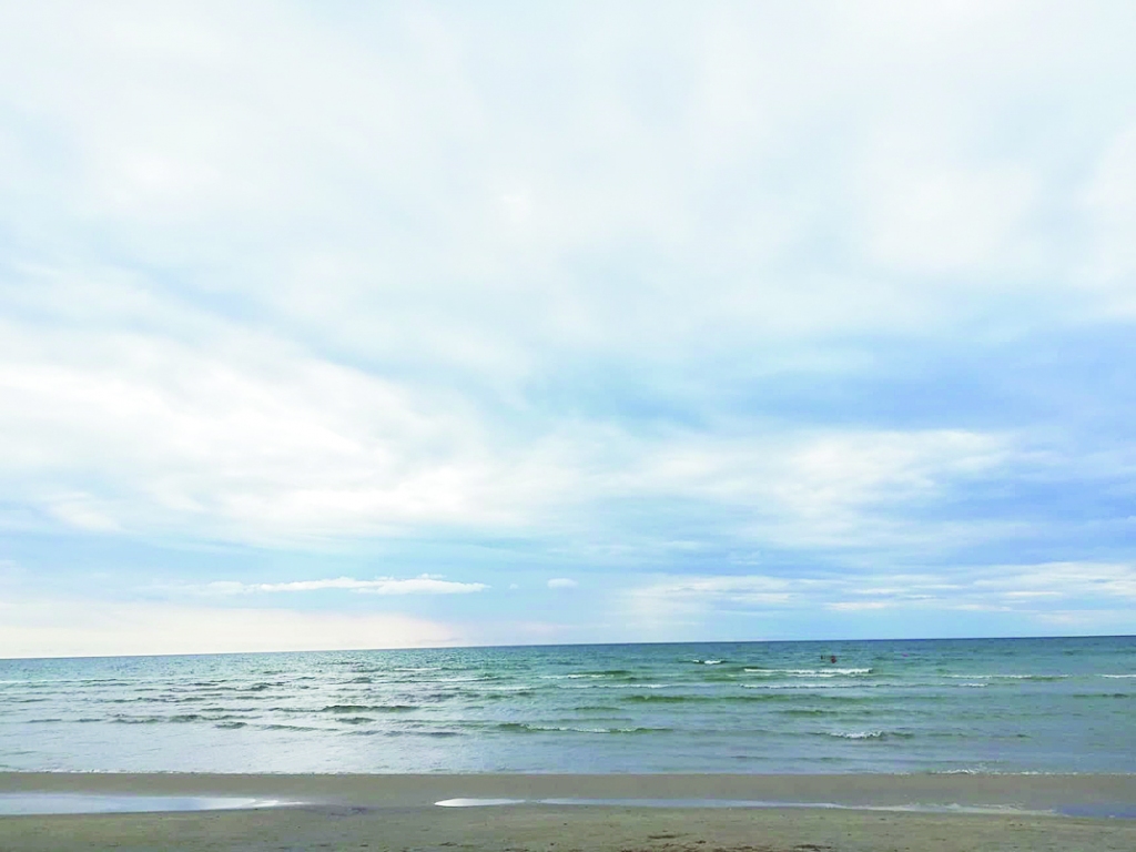 Laikapstākļi pastaigai gandrīz ideāli – mākoņains, brīžiem skaidrojas, pūš lēns pretvējš, nav ne vēsi, ne karsti.
Autors: NO PĀRGĀJIENA ARHĪVA 