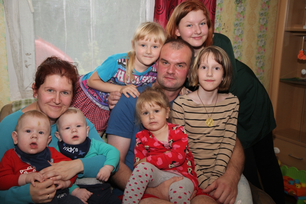 Ar Gati Kusiņu no Tirzas “Dzirkstele” tiekas Tēva dienas (8.septembris) priekšvakarā. Viņš ir četru meitu un divu dēlu tēvs. “Jā, esmu bagāts ar bērniem! Mājās pie savējiem ir tik omulīgi! Ja nav tuvinieku, ģimenes, bērnu, dzīve ir tukša. Bet, ja tas viss ir, dzīve iegūst pavisam citu jēgu. Bērni dod man spēku un enerģiju,” atzīst Gatis. Viņa sieva Iveta neslēpj, ka bērni reizēm šķiet kā tādi mazi enerģijas vampīriņi, jo, ikdienā visu laiku esot kopā ar viņiem, tas paņem ļoti daudz spēka. Viņu bērni – Elīza, kura uzsver, ka tētim piemīt laba humora izjūta, viņš ir jauks un izpalīdzīgs, Rūta, Patrīcija, Paula, Atis un Reinis.
Autors: Gatis Bogdanovs