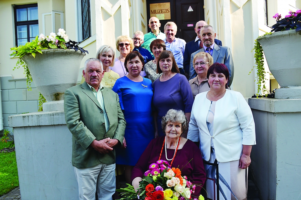 Skolotāja kopā ar daļu no klases, kuru audzinājusi no 1. līdz 11.klasei. Viņa bija īpaši priecīga, ka šie skolēni ieradušies uz viņas jubilejas svinībām. 
Autors: no privātā arhīva
