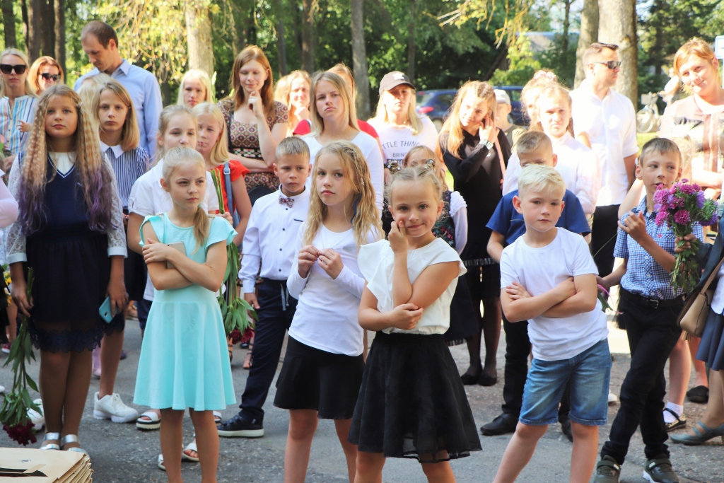 Ar prieku par atkalredzēšanos un kopīgu sanākšanu Gulbenes mākslas skolas audzēkņi, vecāki un skolotāji ir uzsākuši jauno darba cēlienu. 
Autors: no mākslas skolas arhīva