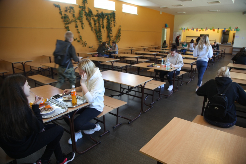 Mainīta koncepcija. Pilsētas vispārizglītojošajās skolās ir notikusi atgriešanās pie kopgalda principa, pie vienādas pusdienu ēdienkartes visiem. Kā zināms, pamatskolas klasēs pusdienas turklāt visiem skolēniem ir par brīvu. Kopgalds - tas ir patiešām tik slikti vai tomēr labi, jo daudziem bērniem šī ir tikai nebijusi pieredze un tāpēc tāda pretestība sākumā? Laiks rādīs! 	
Autors: Gatis Bogdanovs