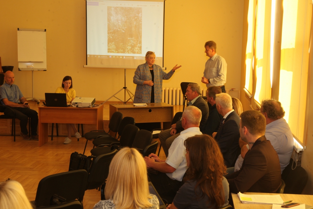 Dažādi uzskati. Jaungulbeniešu viedokli pārstāvēja Saulcerīte Indričeva. Pašvaldības runas vīrs bija Andis Caunītis. Savukārt  deputāts Normunds Mazūrs teica, ka “kādam būtu jāatbild” saistībā ar pašvaldības nosūdzēšanu augstākstāvošām institūcijām.
Autors: Gatis Bogdanovs 