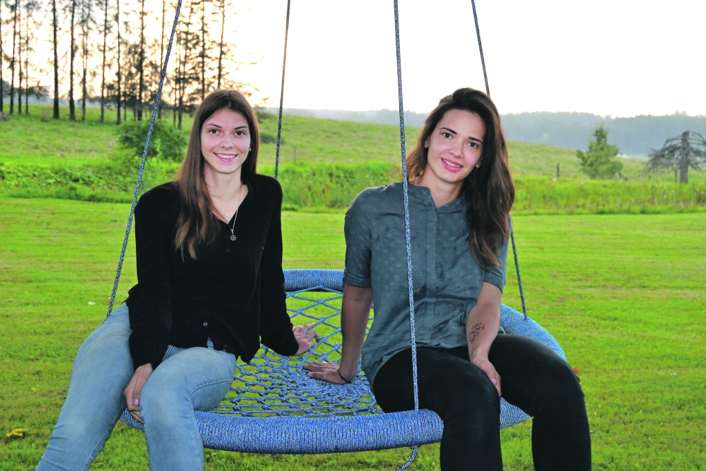 DABAI DRAUDZĪGAS. Septembrī aprit divi gadi, kopš māsas Sigita un Agate Mūrnieces pievērsušās “Zero Waste” dzīvesveidam, kas nozīmē atkritumu ierobežošanu. Līdz nullei pagaidām neizdodas, taču līdz minimumam noteikti. Alūksnes novada Zeltiņu pagasta “Auziņās” tagad visi cenšas taupīt resursus un draudzēties ar dabu, kas Latvijas laukos ir īpaši skaista.
Autors: Sandra Apine