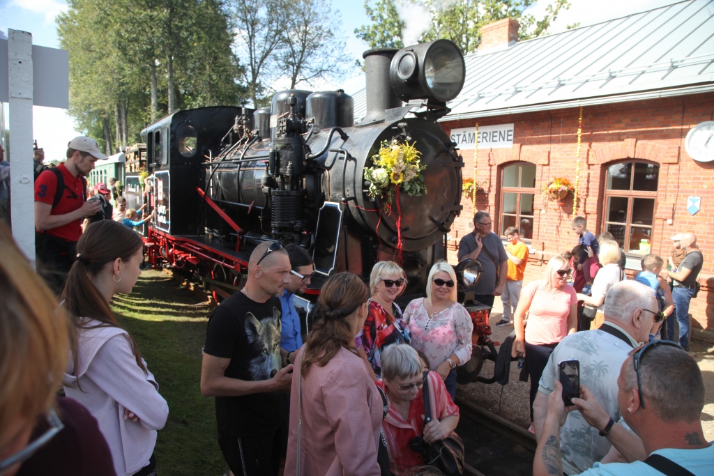 Cilvēki mīl bānīti, un to pierāda arī šie svētki “Rudens garšu bānītis”, kas bija kupli apmeklēti. Svētku dalībnieki izbaudīja gan dažādus pasākumus, gan arī braucienu bānītī līdz Alūksnei un atpakaļ, īpaši cilvēkiem patika aktivitātes Stāmerienā. 	
Autors: Gatis Bogdanovs