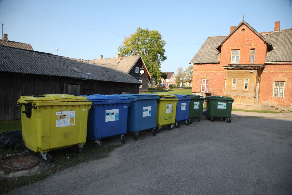 Šķiroto atkritumu veco konteineru vietā Gulbenē 28 vietās un jaunajā laukumā 1.Maija ielā 6 būs jauni konteineri. Tos nomainīt uzdots SIA “Pilsētvides serviss”. Vecie šķiroto atkritumu konteineri pieder “AP Kaudzītes”. 
Autors: Gatis Bogdanovs