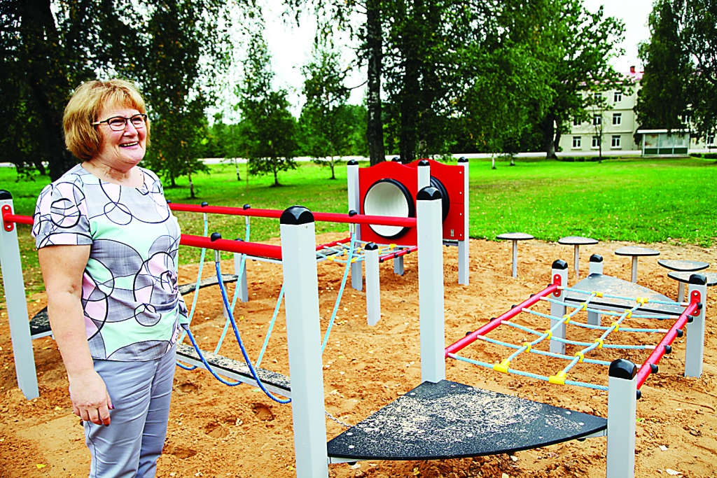 Netālu no skolas top rotaļlaukums. Pirmā iekārta uzstādīta pavisam nesen, augustā. Svetlana Ziepniece saka, ka ir doma rotaļlaukumu paplašināt. 
Autors: Gatis Bogdanovs