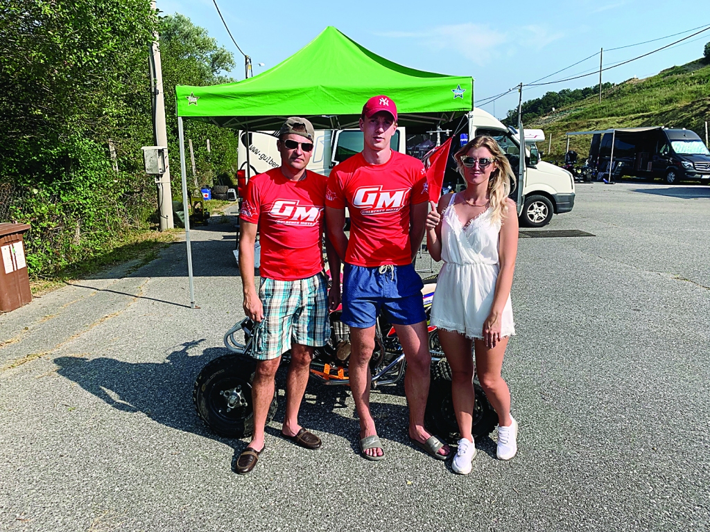 Valērijs Kuzmins (centrā) Horvātijā pēc izcīnītās 4.vietas Eiropas čempionāta kopvērtējumā kopā ar komandas “Gulbenes moto” menedžeri Arni Baldoni un savu draudzeni un “talismanu” Viktoriju Runču. 
Autors: no privātā arhīva