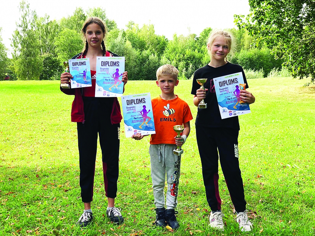 Sonorai Deksnei (no kreisās) - 3.vieta, Emīlam Ragam - 2.vieta, Līvai Kļavai - 2.vieta. 
Autors: no personiskā arhīva