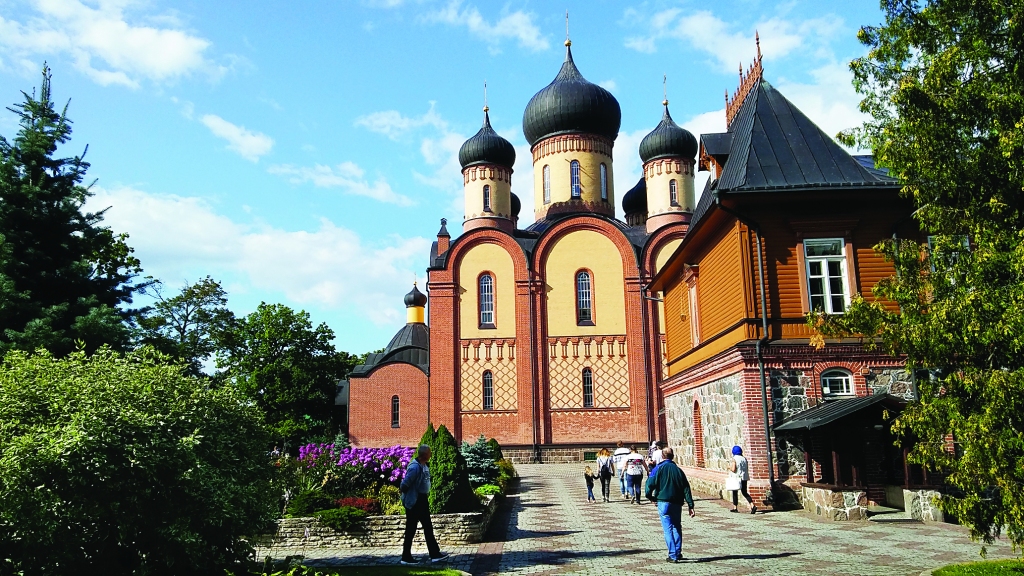 Apbrīnojami skaista ir ne tikai galvenā katedrāle, bet arī visas ēkas Pihtitsas klostera teritorijā. Sava miniatūra “katedrāle” ir arī bitēm. 
Autors: Pārsla Konrāde