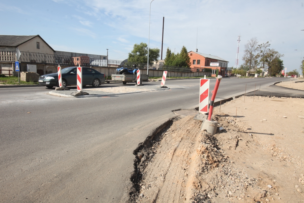 Braucot ārā no degvielas stacijas “Neste”, jau tagad var redzēt, ka “fūres” dažkārt spiestas nobraukt no asfalta. 
Autors: Gatis Bogdanovs