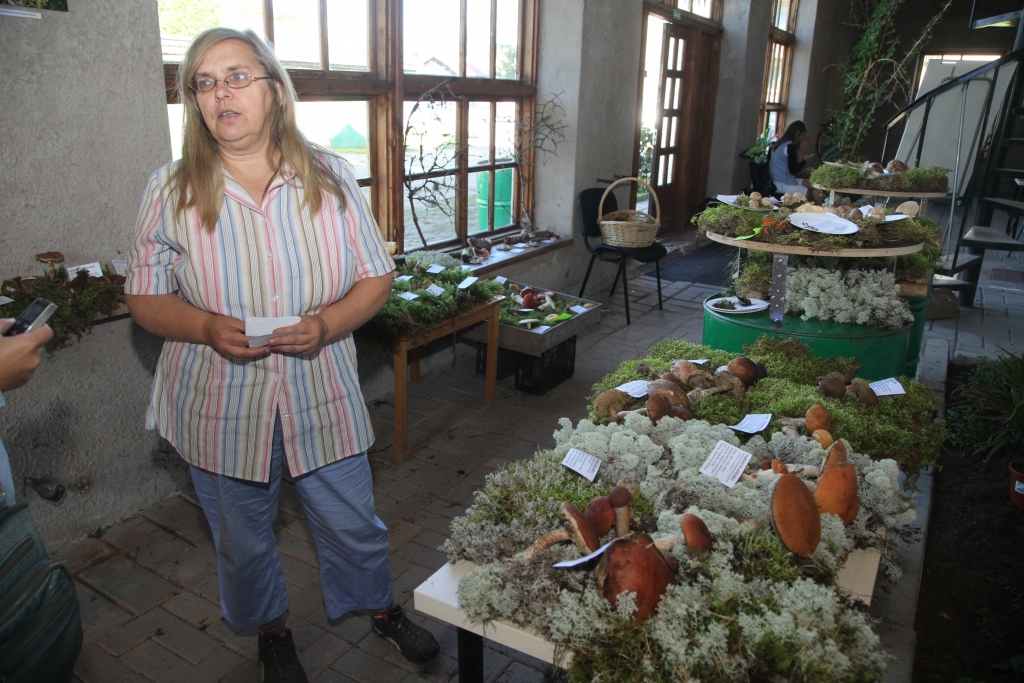 Mikoloģi Initu Dānieli vairāk interesē sēņu daudzveidība. 	
Autors: Gatis Bogdanovs