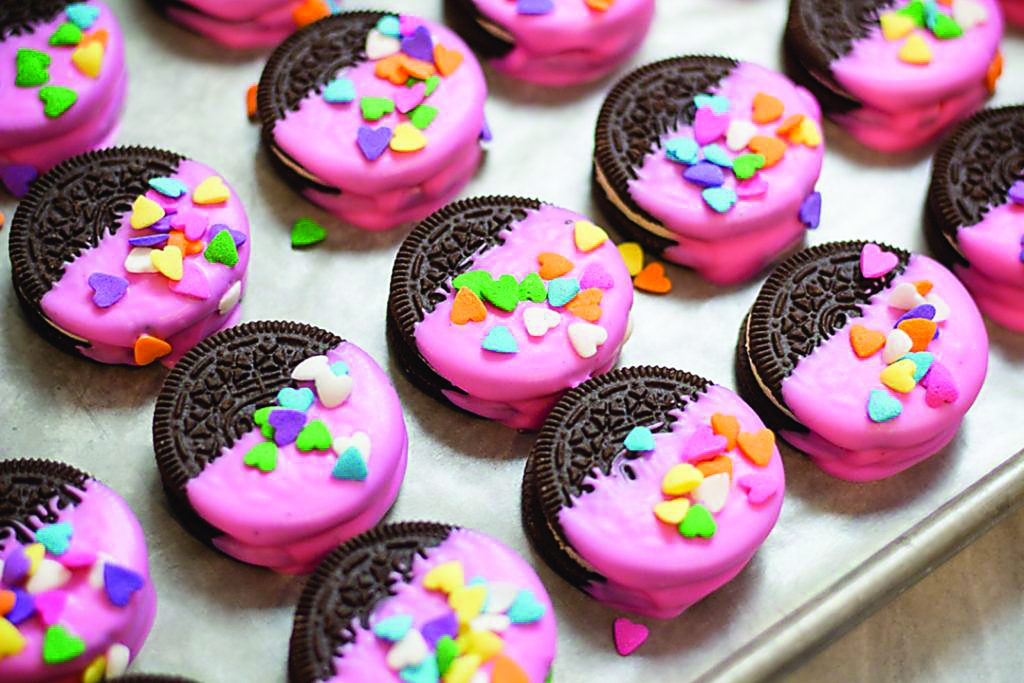 Nekas jauns nav jāizdomā, bieži vien pietiek ar nelielu papildinājumu. Aizvien iecienītāki ir pašu veidotās glazūrās vai izkausētā šokolādē iemērkti cepumi. Procesa neatņemama sastāvdaļa ir to dekorēšana. Noteikti aiciniet līdzdarboties bērnu, jo kas gan var būt labāks par kopīgi pavadītu laiku!
Autors: Santa Sinka 