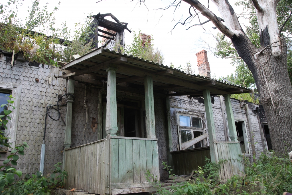 “Draudzei ir jāturpina tikt galā ar īpašumu, kurš tai nav nesis labumu, kopš šo īpašumu atņēma padomju vara. Pat pēc teorētiskas atgūšanas savulaik mācītājmājā ielaistie cilvēki atteicās  pārcelties citur. Arī pagastam nebija, kur tos izmitināt. Cilvēki draudzes īpašumā dzīvoja bez jebkādas atļaujas un visu piemēsloja. Tā nu kādreiz skaistais īpašums, kurā tika sagatavoti daudzi iesvētāmie, faktiski draudzei tika atdots nodegušā veidā,” saka luterāņu draudzes mācītājs Ilgvars Matīss. 	
Autors: Gatis Bogdanovs