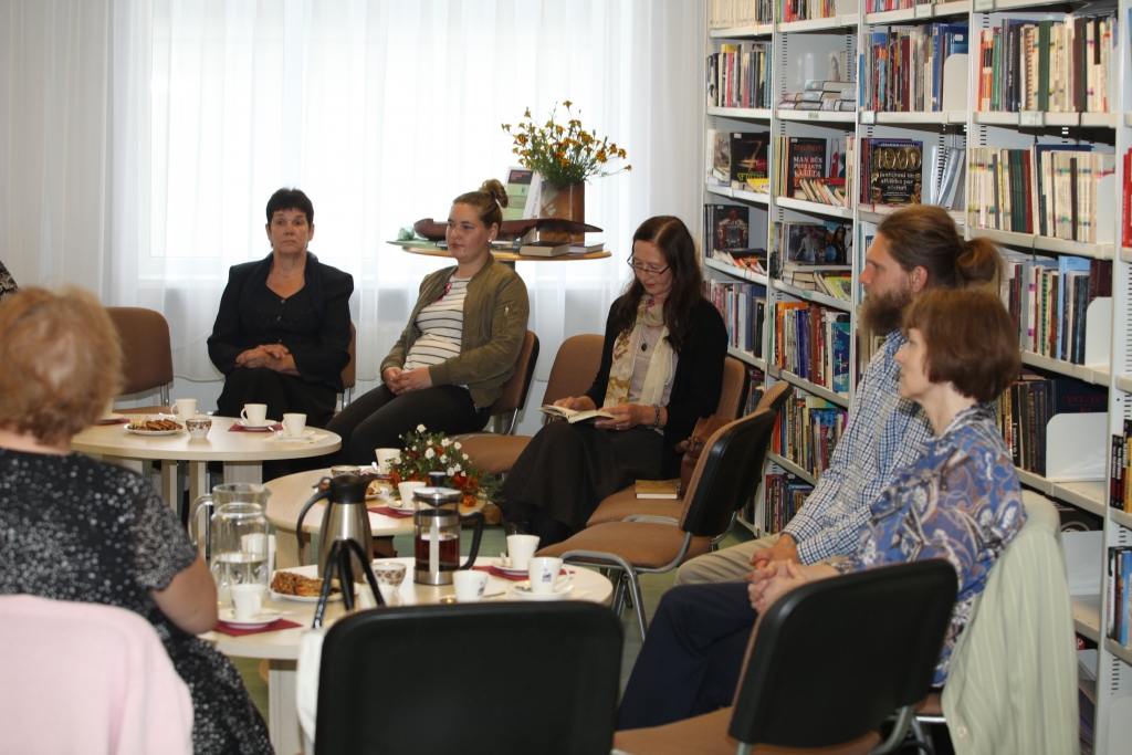 Literārā kluba “Autogrāfs” autoru Antoņinas Loginas (no kreisās), Ineses Tirzītes (otrā no kreisās), Anitas Graumanes (trešā no labās) un Mikus Rotavota tikšanās laikā varēja secināt, ka ir tapuši daudzi dzejoļi, kuriem būtu vieta kārtējā kopkrājumā “Autogrāfs”. 	
Autors: Gatis Bogdanovs