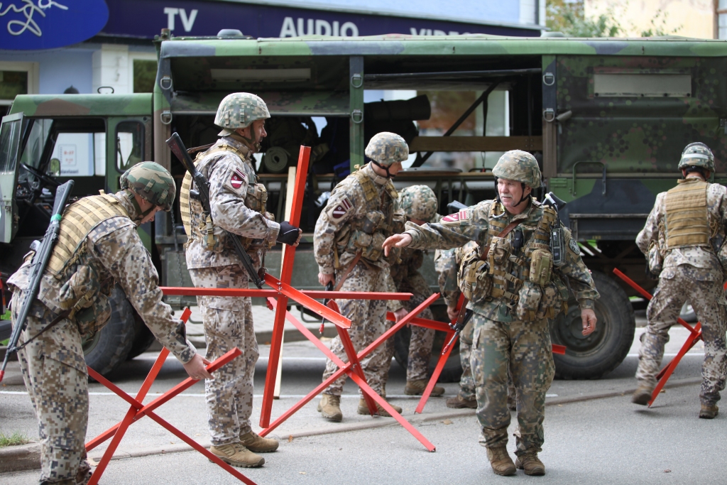 Sestdien Gulbenes centrā neuzņēma filmu par karu. Mācību “Zobens 2019” laikā tika pārbaudītas karavīru un zemessargu spējas reaģēt īpašās krīzes situācijās.	
Autors: Gatis Bogdanovs
